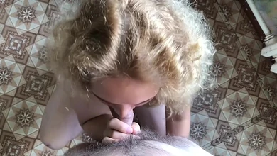 Завафлил и выебал на столе кухни беременную жену с немытыми волосами и давно небритой пиздой