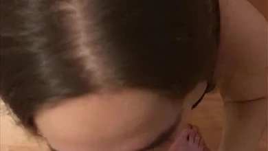 Сосёт, кричит и жалко стонет от крепкого хуя в пизде. Обучение студентки взрослости