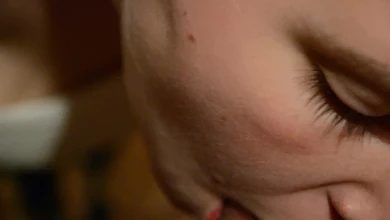 Замужняя дама вовсю возбуждает пипиську мужа, чтобы заполучить кончу на свои толстые сиськи