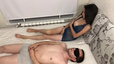 Чувак одел маску на глаза, чтобы вылизать пизду жене и фантазировать о моделях