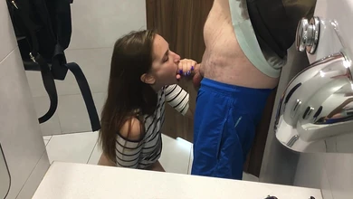 Подружка сосёт и даёт чуваку в туалете Молла под запись на камеру телефона
