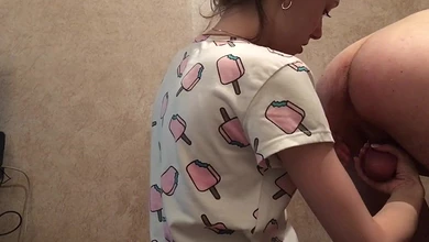 Чувак учит девку покорности, глубоко вгоняя член в её рот и заставляя лизать себе жопу