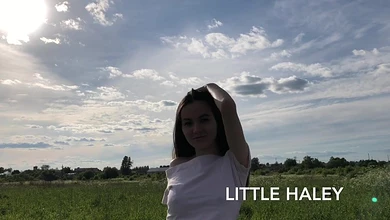 Чувак вывез сельскую девку в поле, и трахнул в рот в машине после мастурбации