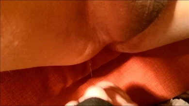 Развратница с завязанными глазами безостановочно язычком лижет задницу парню