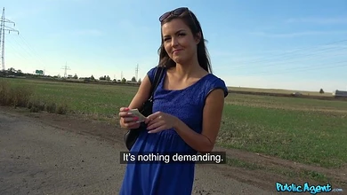 Студентка повелась на пикапера и отдалась в рот и в пизду посреди поля за деньги