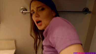 Двоюродный брат подглядывает за мастурбирующей сестрой, но та разрешает себя трахнуть