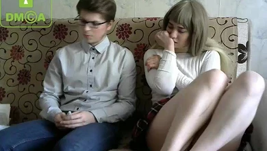 Телка с вибратором в пизде кончает от импульсов и сосет хуй двоюродному брату на вебку