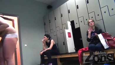 Огромная женская раздевалка. Море голых баб всех возрастов и размеров! Скрытая камера