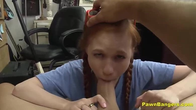 Рыженькая малышка с косичками насажена ртом и пиздой на здоровенный крючковатый писюн владельца ломбарда