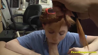 Рыженькая малышка с косичками насажена ртом и пиздой на здоровенный крючковатый писюн владельца ломбарда