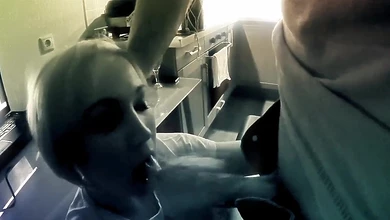 Чувак снимает, как его подружка старательно насасывает его большой член, получая в рот порцию спермы