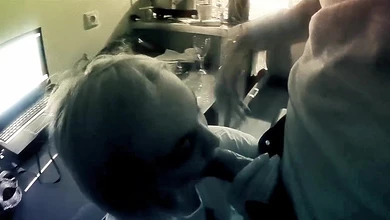 Чувак снимает, как его подружка старательно насасывает его большой член, получая в рот порцию спермы