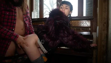 Молодая богатая тёлка взахлёб сосёт хуй и отдаётся бомжаре в пизду в холодном заброшенном доме