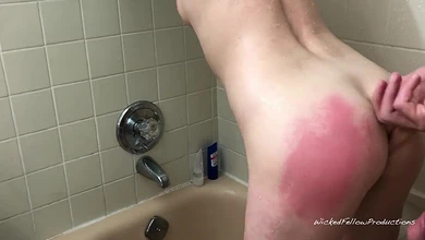 В ванной всё началось с нежности, а закончилось шлёпанной попой и трахом в анал