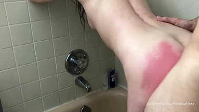 В ванной всё началось с нежности, а закончилось шлёпанной попой и трахом в анал