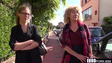 Пикаперы подцепили мамашу с дочкой и выебли их обоих, причём мамашу - в два хуя, в пизду и очко