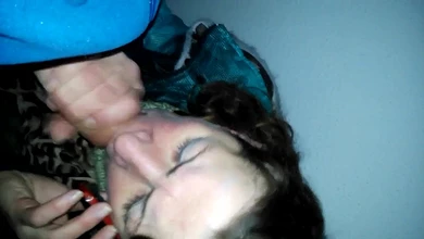 Заснял свою малую в парадном на камеру, как та работает своим грязным ротиком