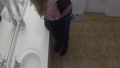 Белокожая блондинка  с длинными волосами жарко ебется в общественном  туалете с немолодым бородачом.