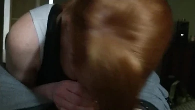 Рыженькая одногруппница зашла быстренько отсосать член в вечер перед экзаменом за помощь