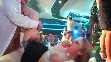 Вечеринка в ночном клубе внезапно перешла в пьяную оргию и жаркую еблю вокруг танцпола