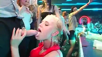 Вечеринка в ночном клубе внезапно перешла в пьяную оргию и жаркую еблю вокруг танцпола