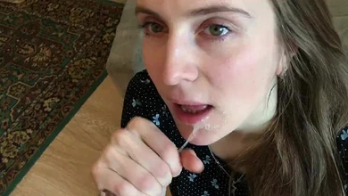 Безотказная подружка глотает сперму и размазывает её по лицу после отсоса и быстрого перепиха в пизду