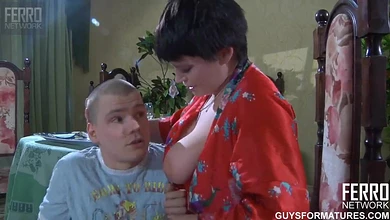 Заставила пасынка лапать её большие мягкие сиськи, присела ему на лицо и дала себя выебать