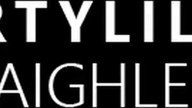 Виртуозный минет от шикарной блонды с голыми сиськами и в белых чулках. Соси хозяину, сука!