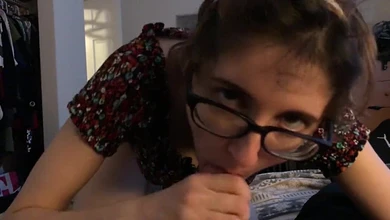 Первый в жизни минет заучки в очках приятелю. Пришлось дать ей пососать, за помощь по учебе.