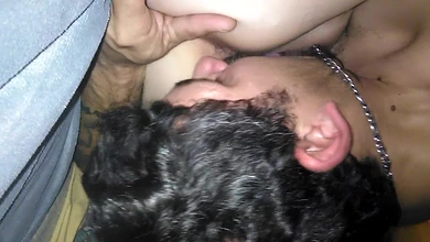 Парень снимает видеодоказательство что уговорил Машку на секс. Сочный кунилингус посреди ночи.