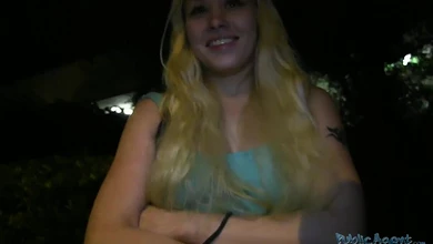 Девка не взяла деньги, когда увидела огромный хуй пикапера. Сочный минет и трах за гаражами.