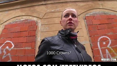 Телка с большими красивыми сиськами за пару минут соглашается на секс с пикапером в подворотне