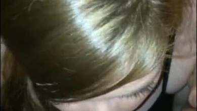 Андрей снимает на телефон как трахает Машку в рот длинным членом. Заглатывает целиком.