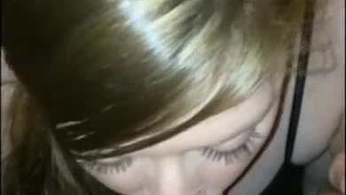 Андрей снимает на телефон как трахает Машку в рот длинным членом. Заглатывает целиком.