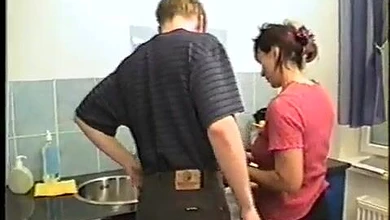 Зрелая мачеха возбуждает пасынка минетом, чтобы тот порадовал кунилингусом и еблей