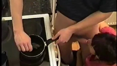 Зрелая мачеха возбуждает пасынка минетом, чтобы тот порадовал кунилингусом и еблей