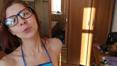 Девка промывается молочной клизмой перед анальной еблей и принимает золотой дождь в рот