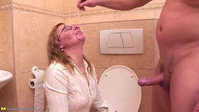 Бухой музыкант в туалете окунул весёлую мамку головой в унитаз и по яйца натянул в горло