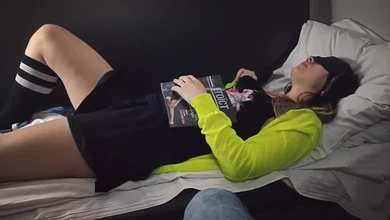 Студентка не выпускала хуй изо рта, пока не высосала всю сперму у незнакомца в поезде