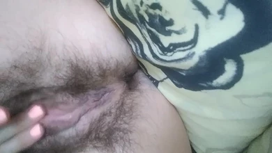 Милфа с волосатой пиздой доводит себя мастурбацией до струйного сквирта