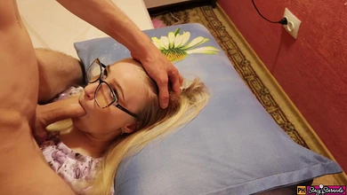 Уволилась с работы, чтобы сосать на камеру за бабки. Очередной друг таранит горло блонды беспощадно.