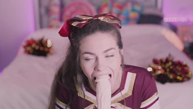 Молоденькая чирлидерша соскучилась по сочным хуям и усиленно сосёт искусственный член