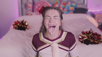 Молоденькая чирлидерша соскучилась по сочным хуям и усиленно сосёт искусственный член