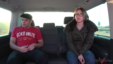 Иностранец заманил в машину русскую девушку, чтобы хорошо выебать и обкончать ей очки