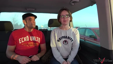 Иностранец заманил в машину русскую девушку, чтобы хорошо выебать и обкончать ей очки