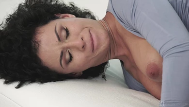 Зрелый ёбырь соблазнился брюнеткой и отчаянно трахнул её в непобритую киску