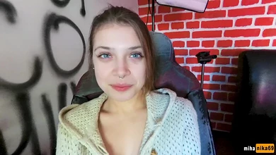 Чувак развратил очень милую тёлочку и кормит в рот и в пизду хуем со съёмкой на камеру