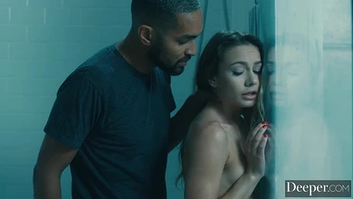 Девка в ванной расплатилась с незнакомцем пиздой за свою бабскую глупость