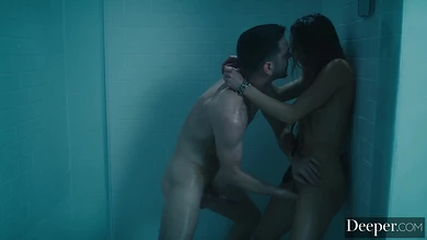 Девка в ванной расплатилась с незнакомцем пиздой за свою бабскую глупость