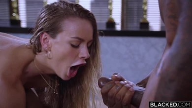 Босс-негритос с ассистентом полчаса трахали по всему кабинету худенькую белую барышню